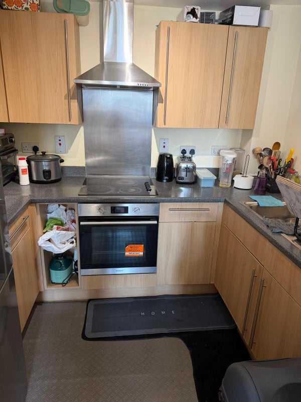 Room Mill Street in Slough