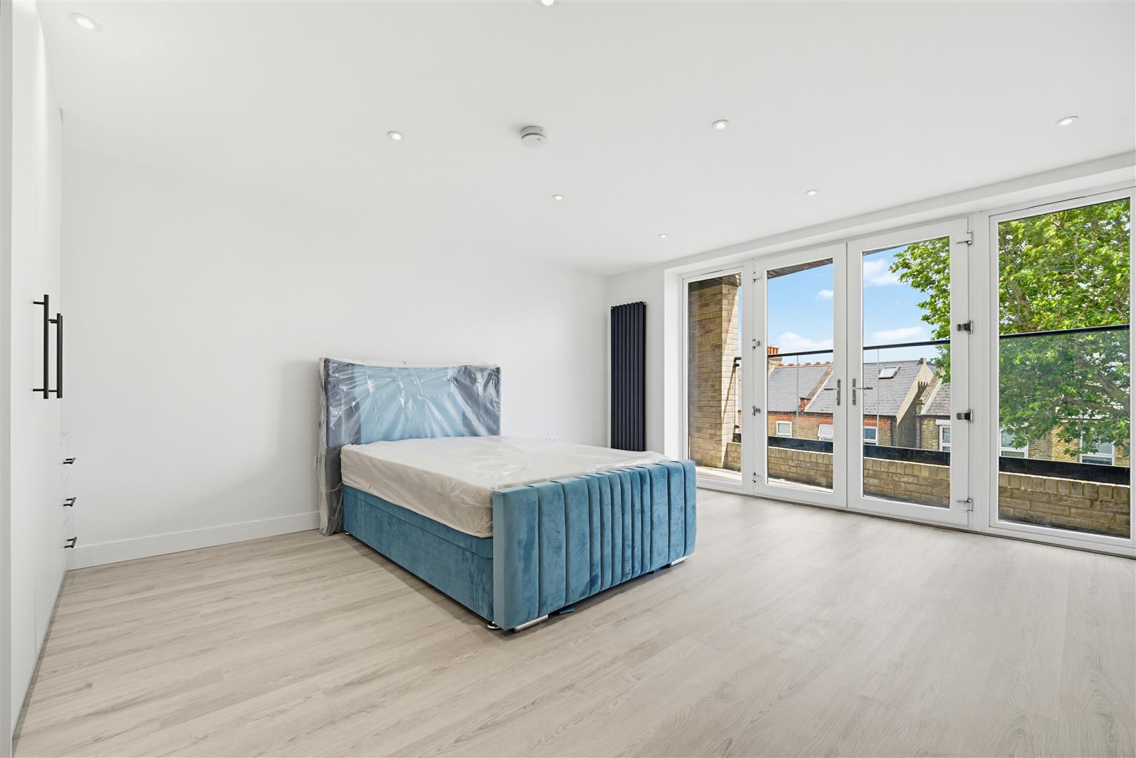 Flat Northfield Avenue in Greater London