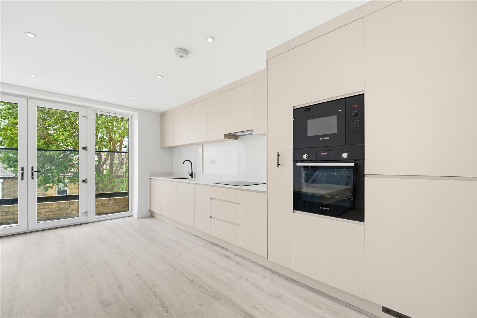 Flat Northfield Avenue in Greater London