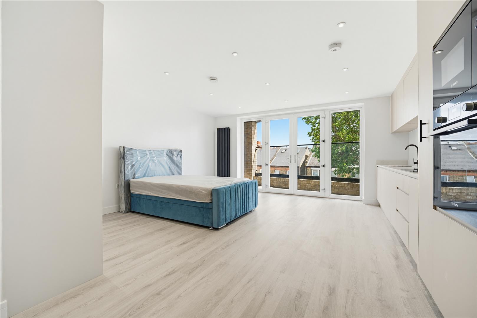 Flat Northfield Avenue in Greater London