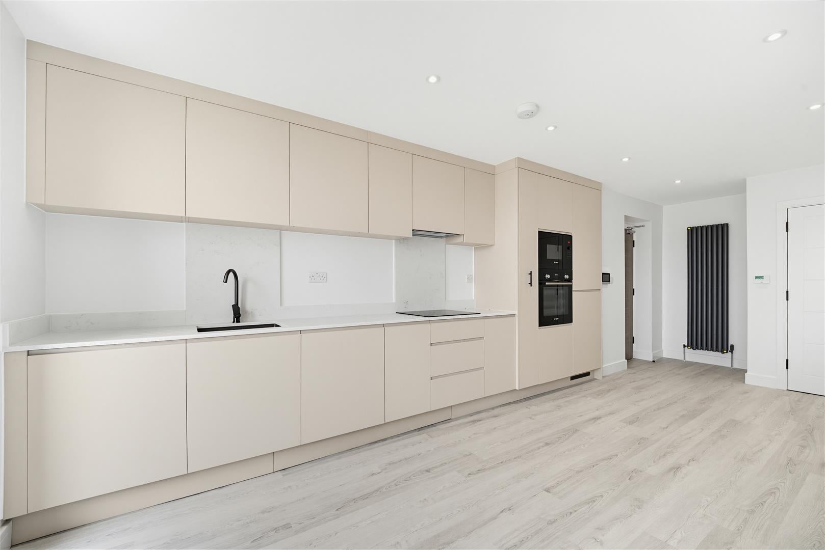 Flat Northfield Avenue in Greater London