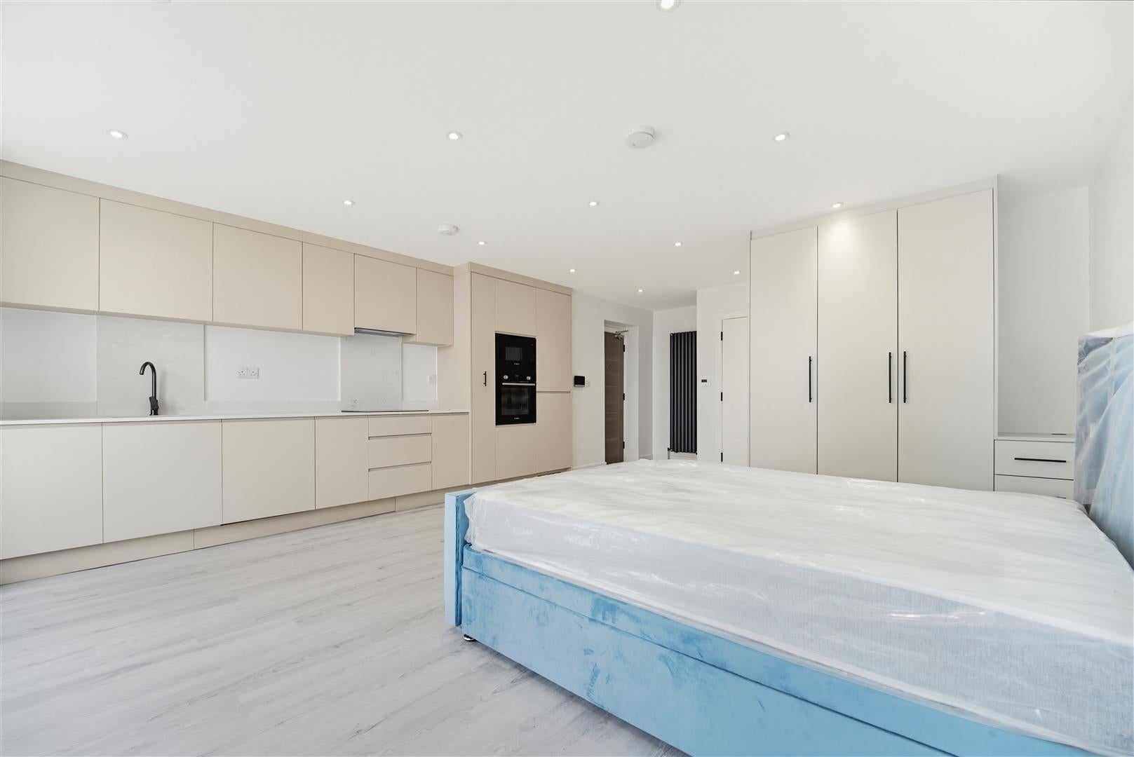 Flat Northfield Avenue in Greater London