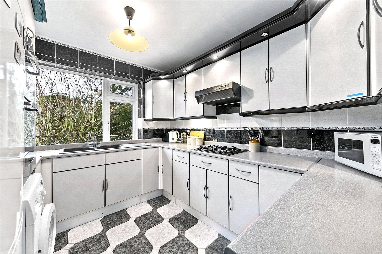 Flat Fairfax Road in Greater London