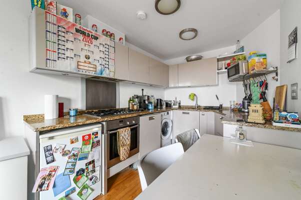 Flat Enfield Road in Greater London