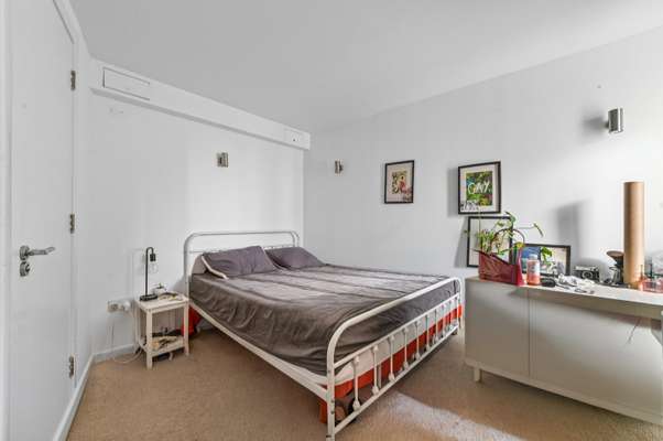 Flat Enfield Road in Greater London