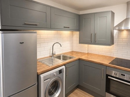 Flat Wheatley Lane in Bradford