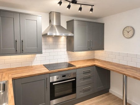 Flat Wheatley Lane in Bradford