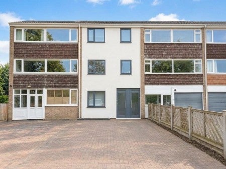 Flat Wheatley Lane in Bradford