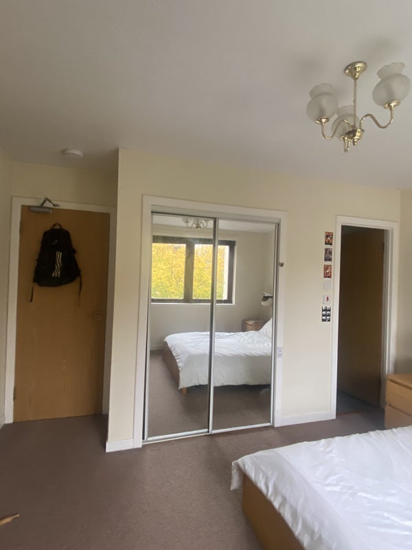 Room Dalgety Road in City of Edinburgh