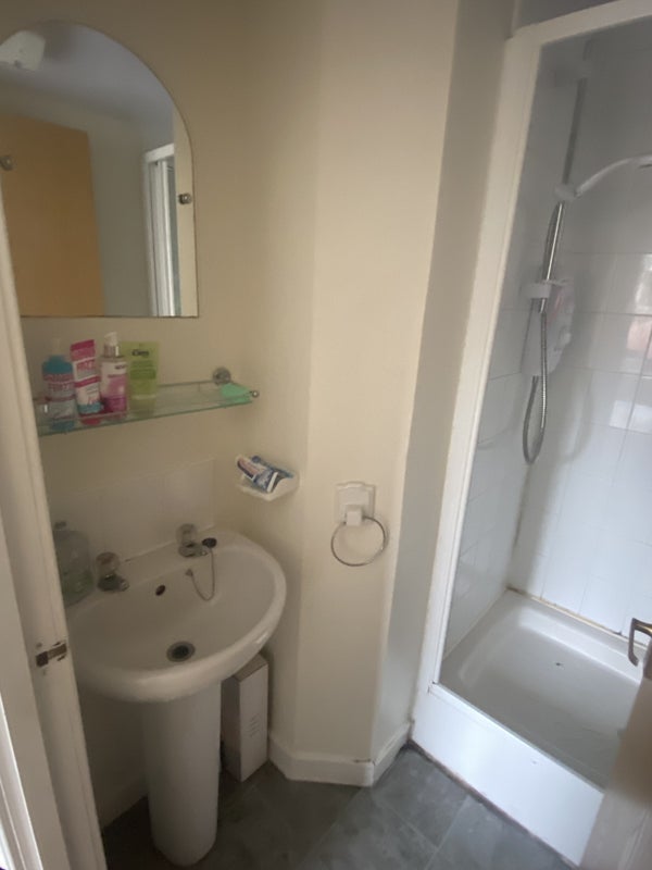 Room Dalgety Road in City of Edinburgh