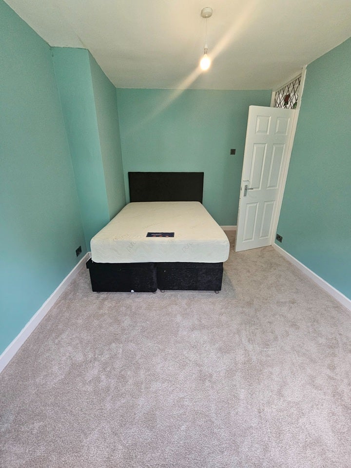Room Moorside Road in Birmingham