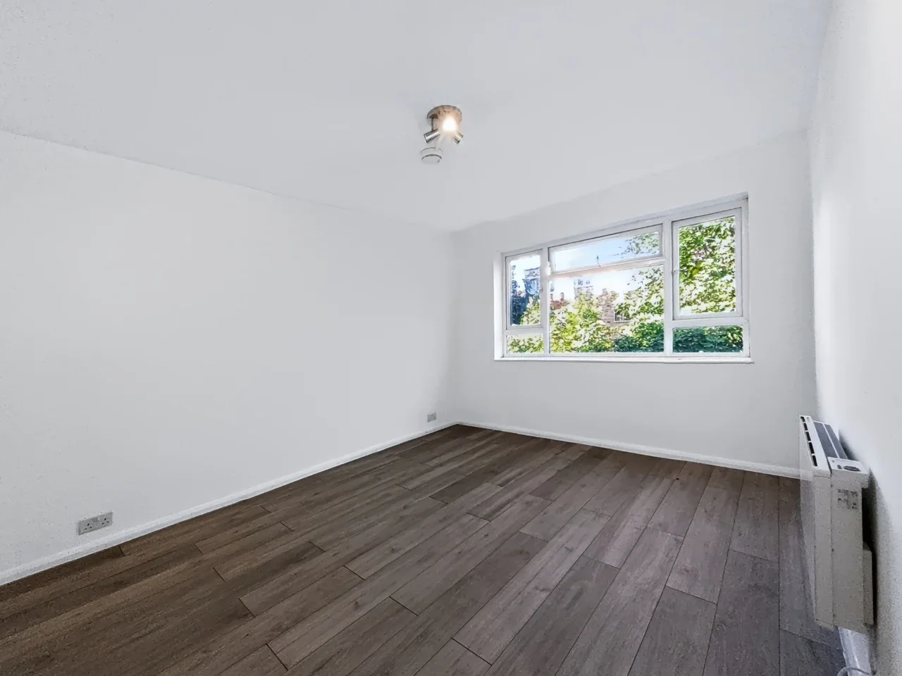 Flat Lansdowne Road in Greater London
