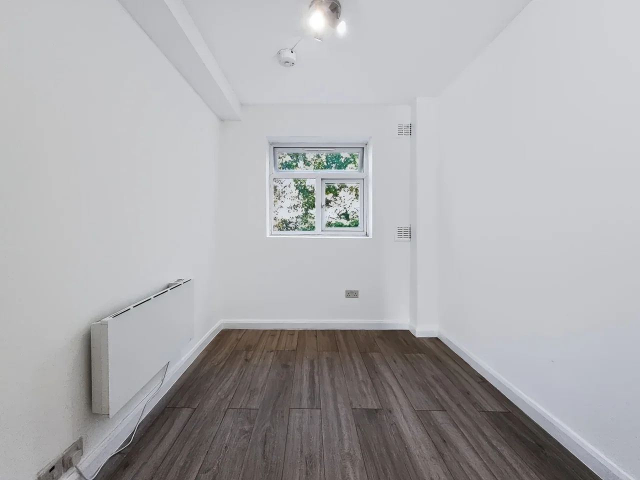 Flat Lansdowne Road in Greater London