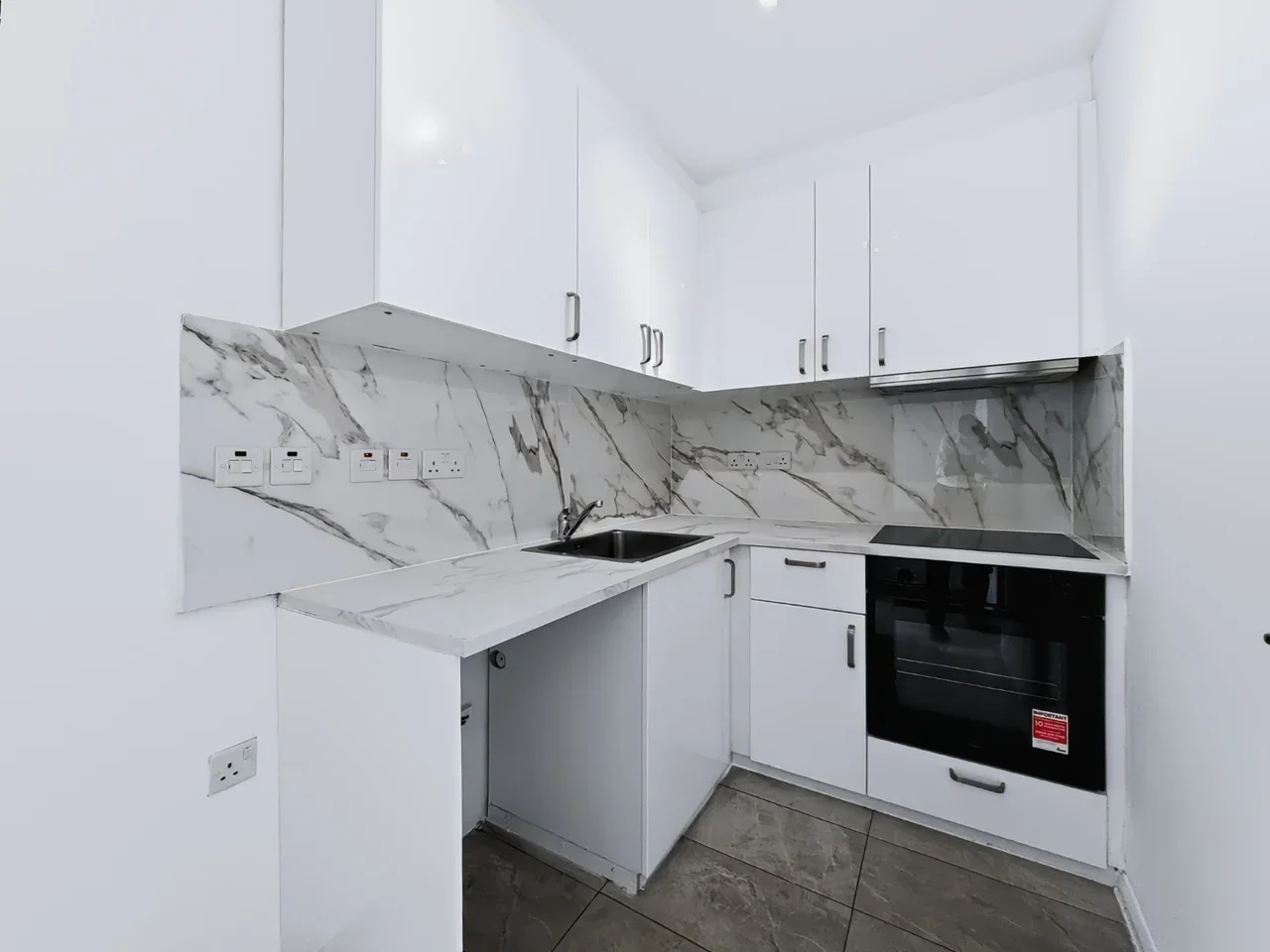 Flat Lansdowne Road in Greater London
