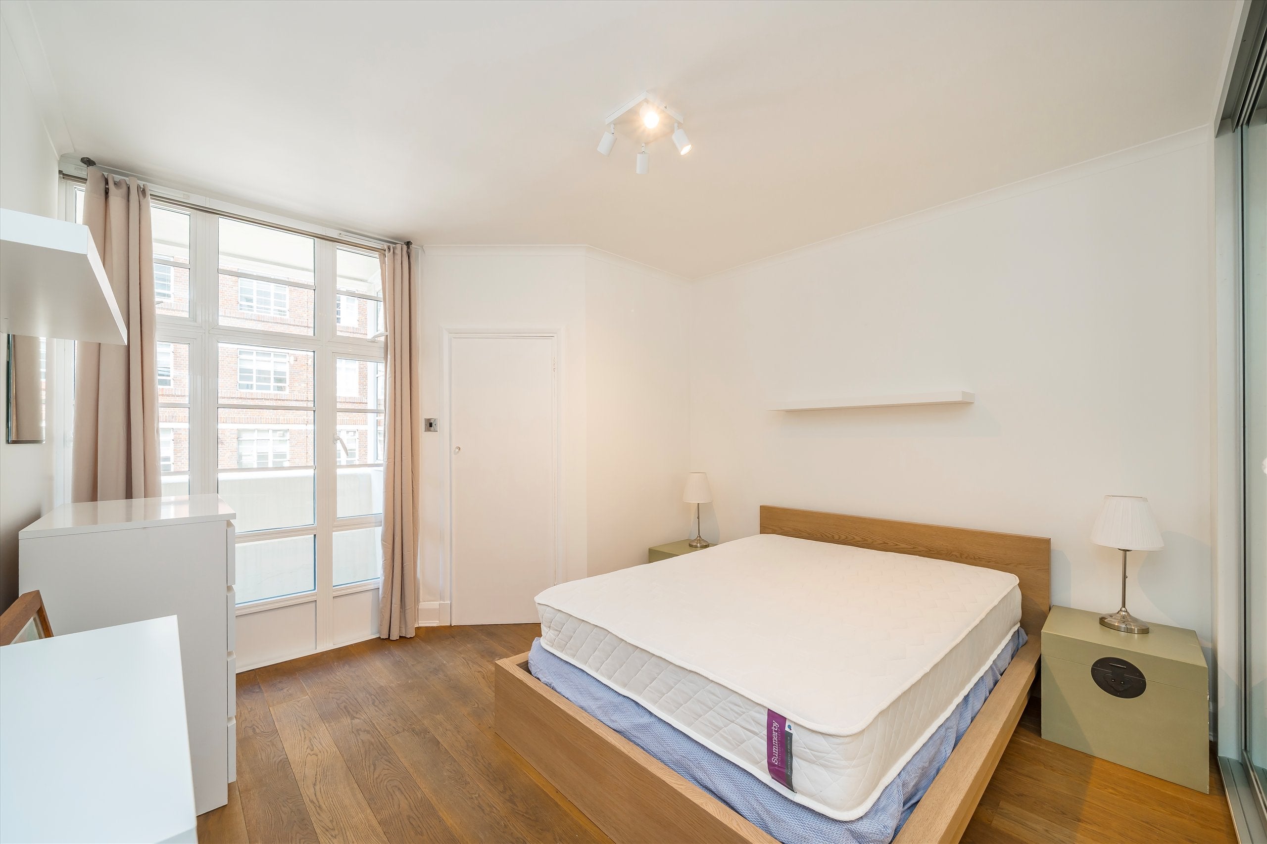 Flat Sloane Avenue in Greater London