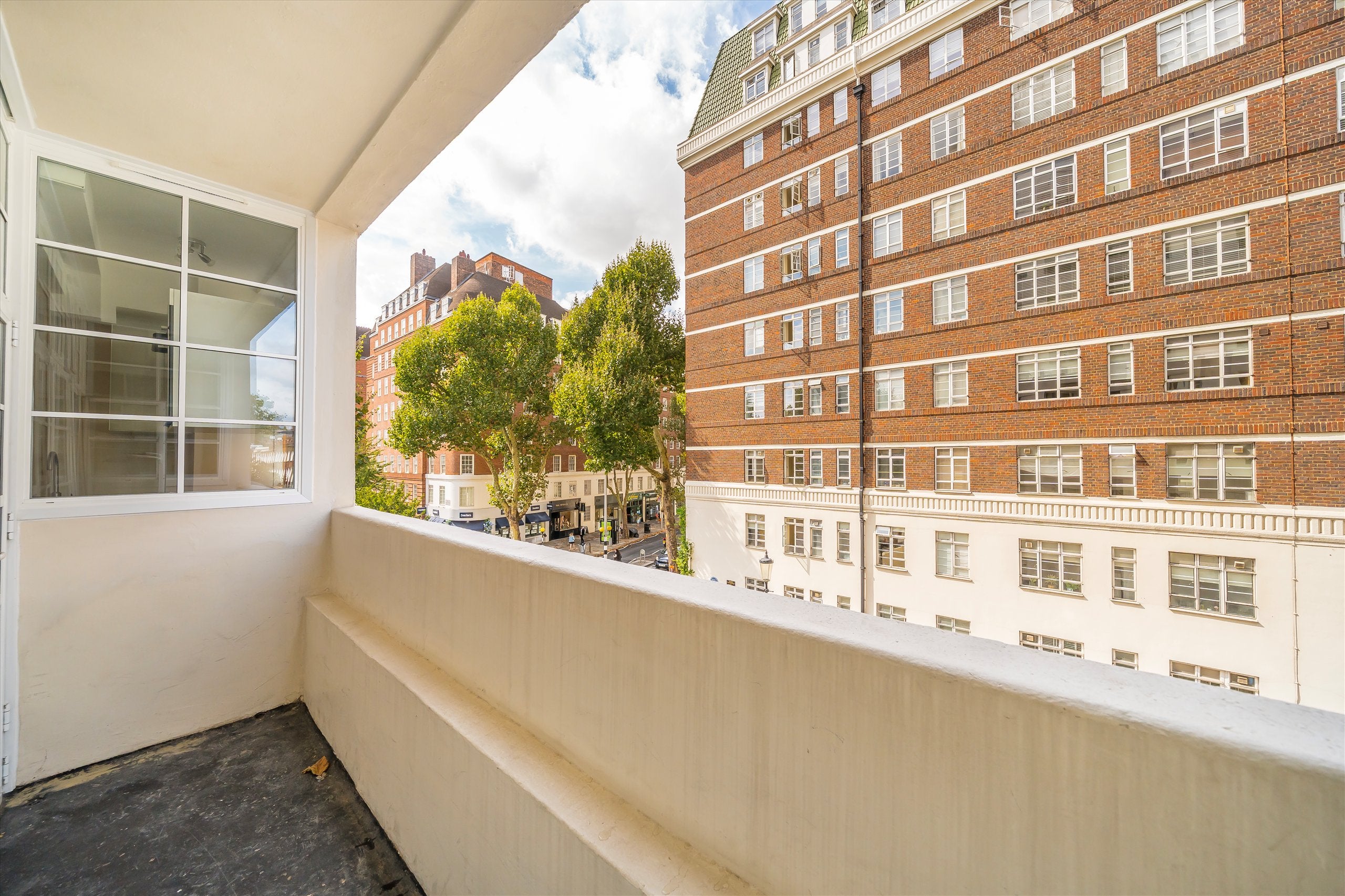 Flat Sloane Avenue in Greater London