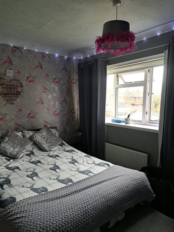 Room Broomdashers Road in Crawley