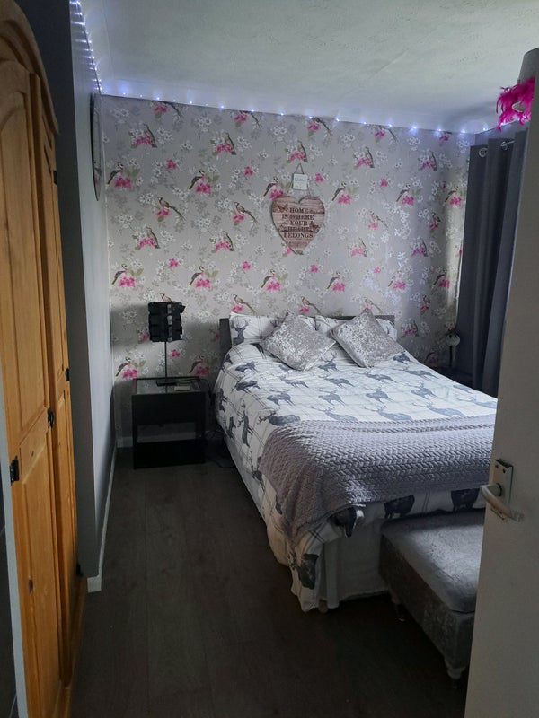 Room Broomdashers Road in Crawley