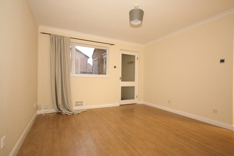 Flat Fitzjohn Close in Guildford