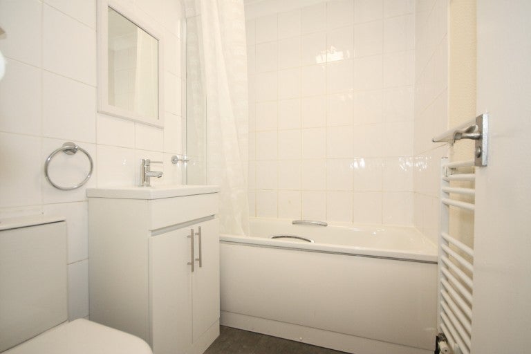 Flat Fitzjohn Close in Guildford