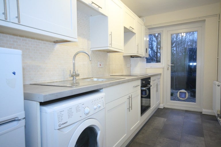 Flat Fitzjohn Close in Guildford