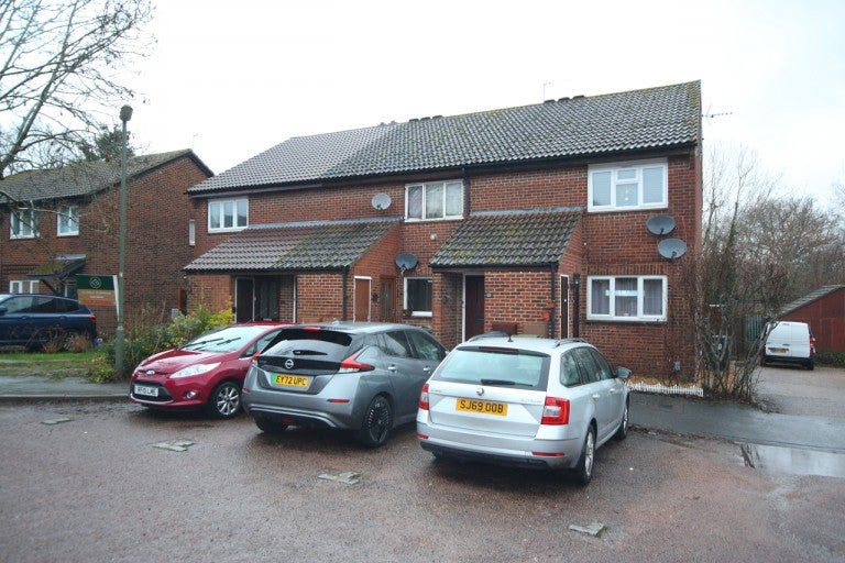 Flat Fitzjohn Close in Guildford