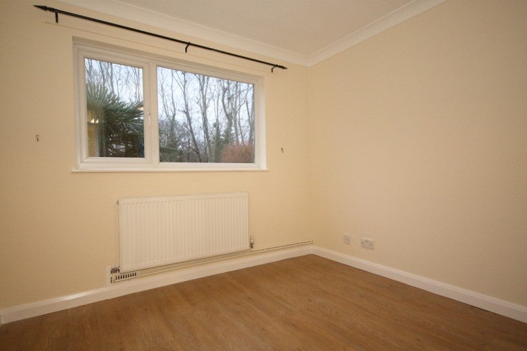 Flat Fitzjohn Close in Guildford