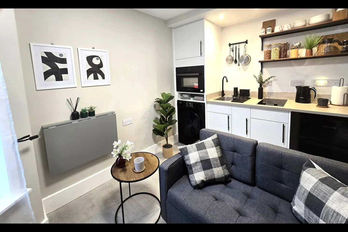 Flat Brockley Road in Greater London