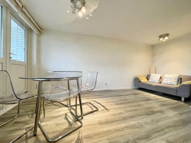 Flat Commercial Road in Greater London