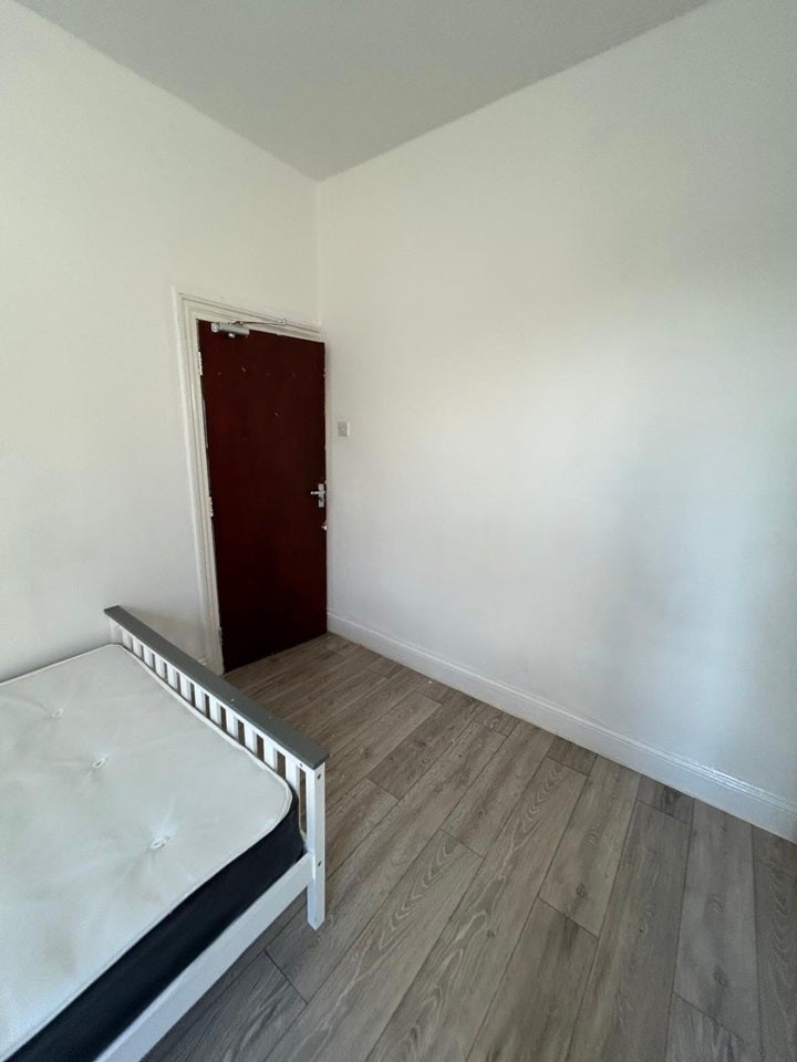 Room Brownhill Road in Greater London