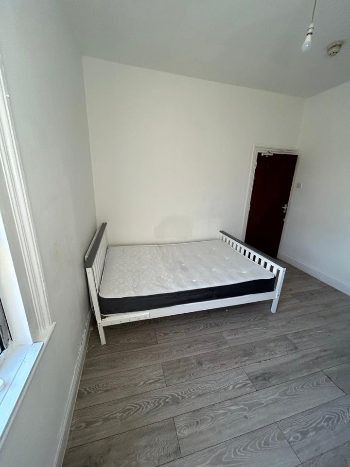 Room Brownhill Road in Greater London