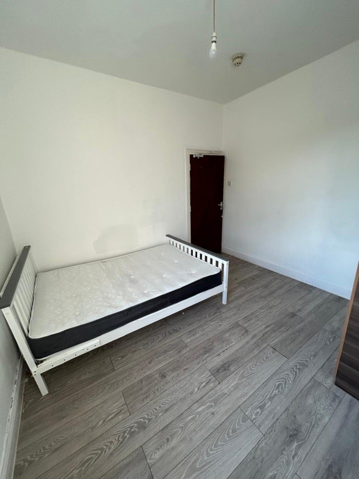 Room Brownhill Road in Greater London