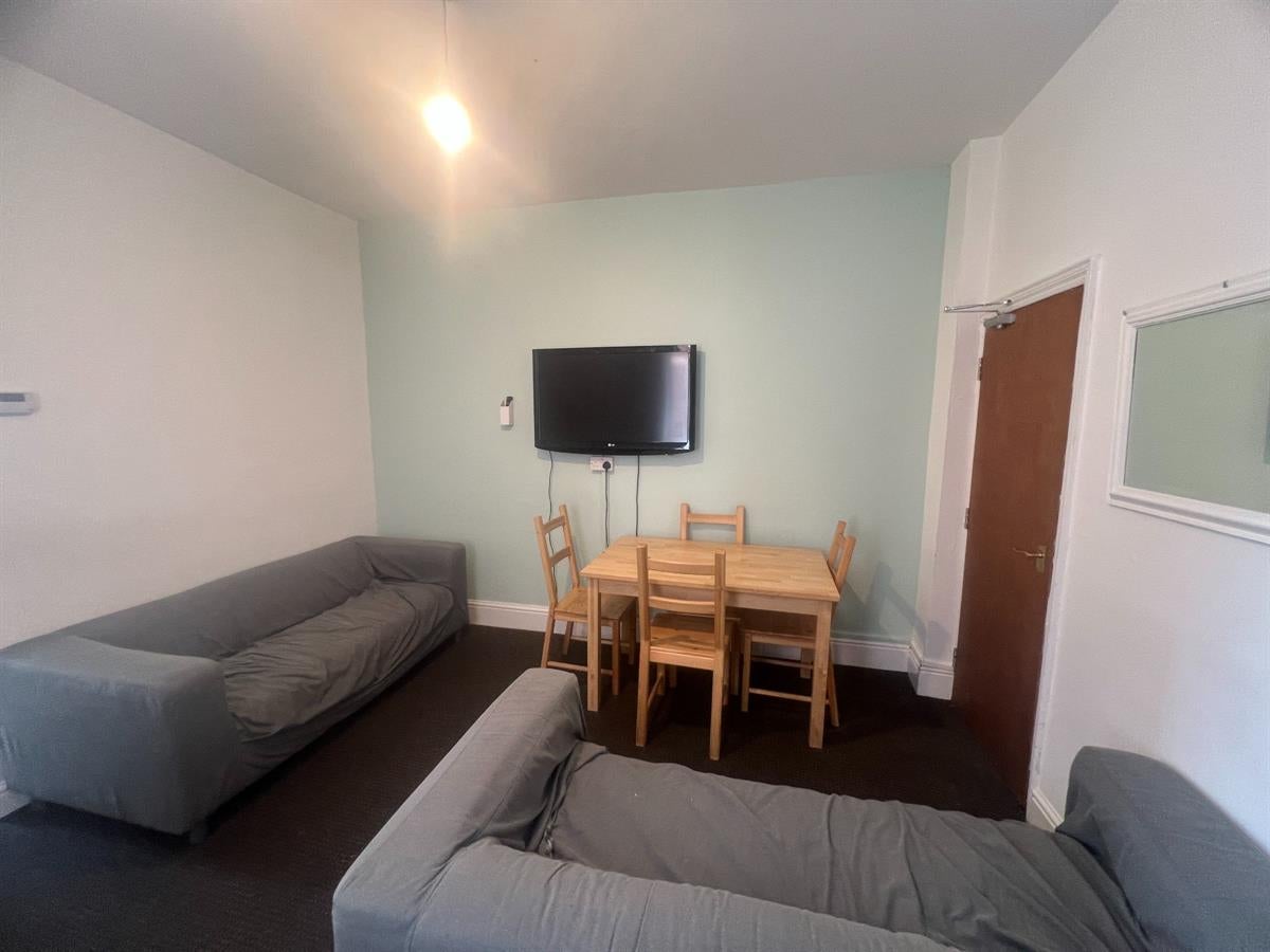 Room Sherwin Road in Nottingham
