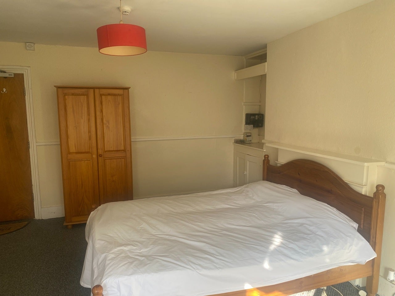 Room West Road in Guildford