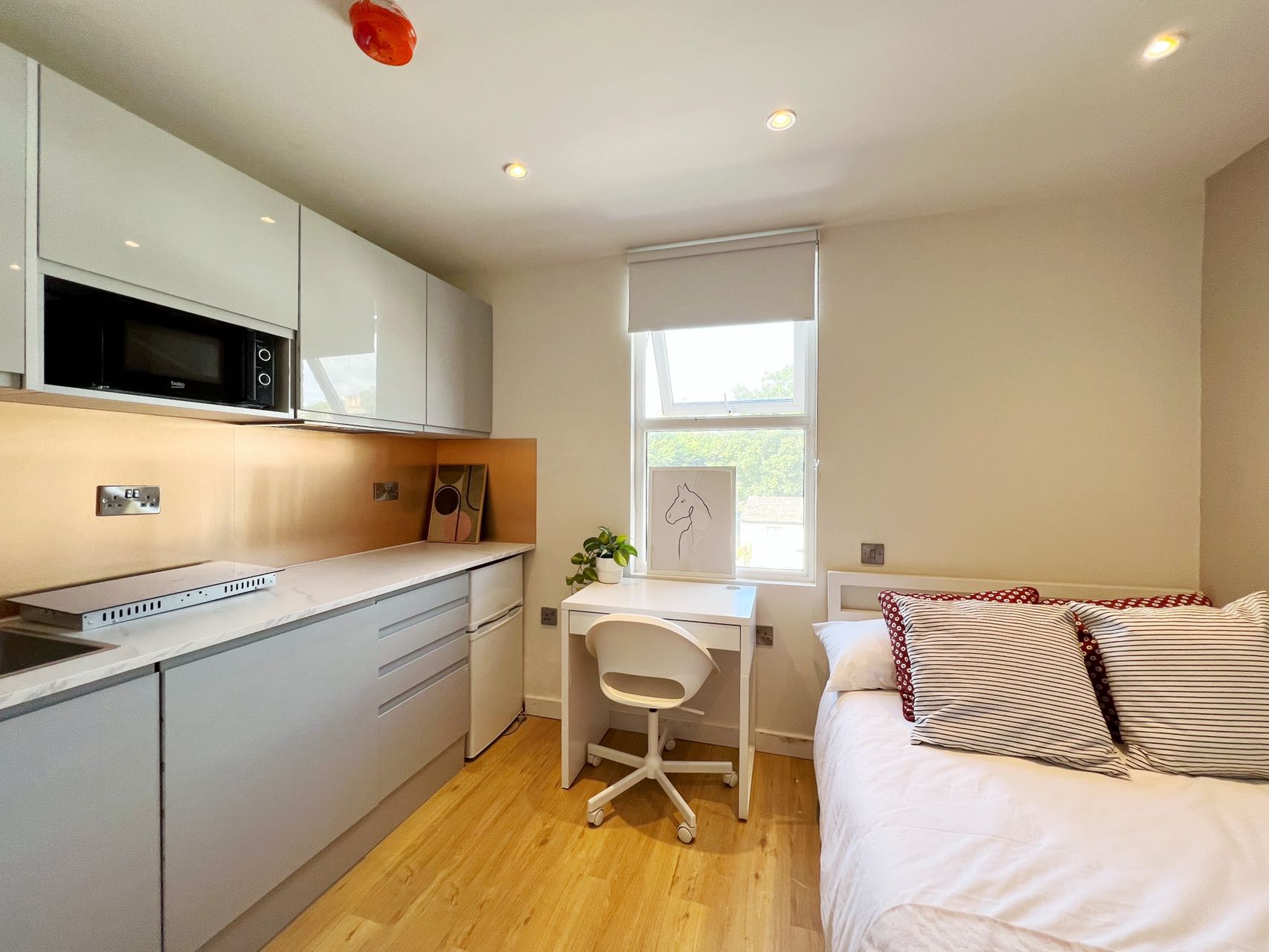 Room Hawks Road in Greater London