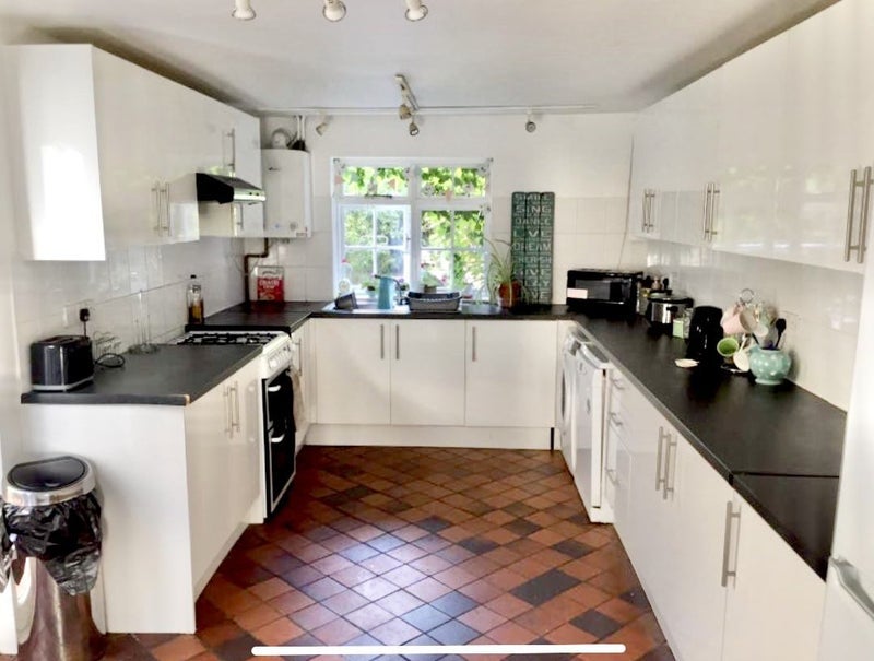 Room Southfields Road in Greater London