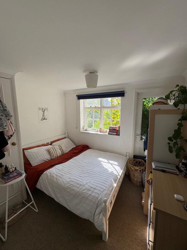 Room Southfields Road in Greater London