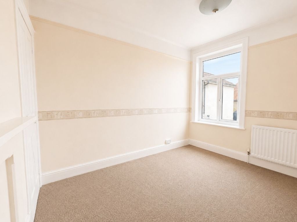 Room Avenue Road in Gosport
