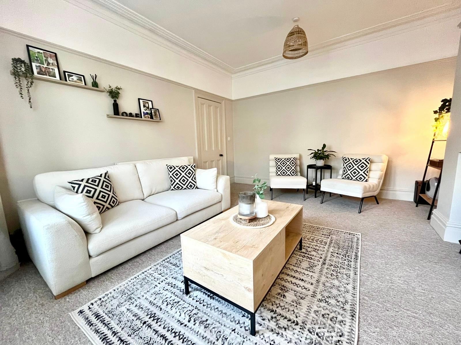 Flat Hawkesbury Road in Bristol