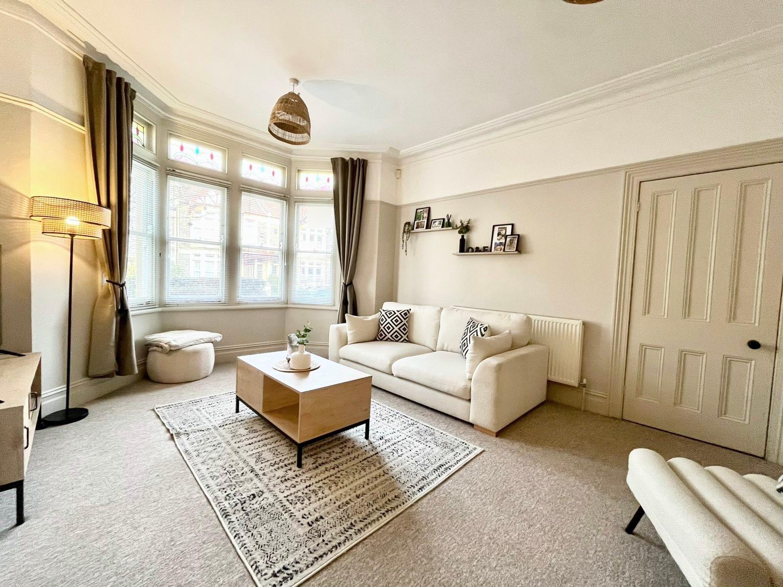 Flat Hawkesbury Road in Bristol