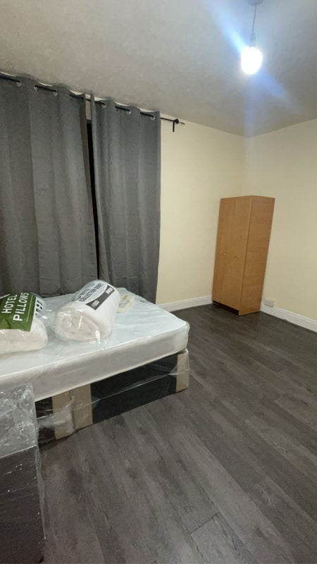Room Warren Road in Birmingham