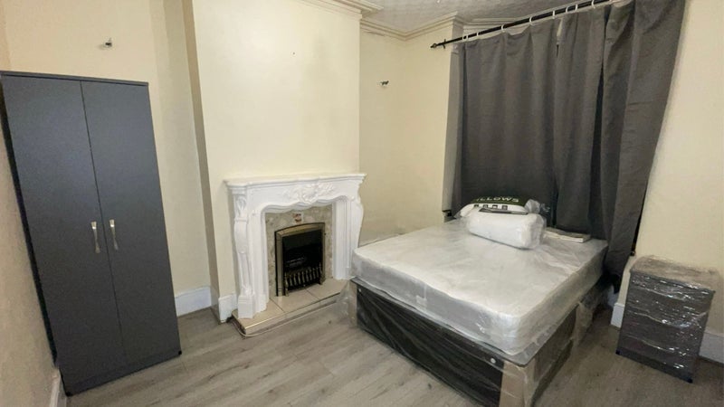 Room Warren Road in Birmingham