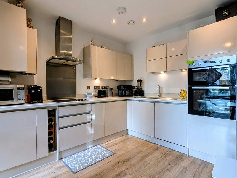 Flat Rotherhithe Street in Greater London