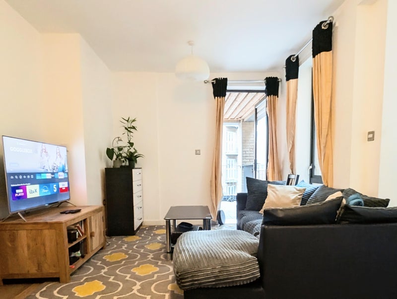 Flat Rotherhithe Street in Greater London