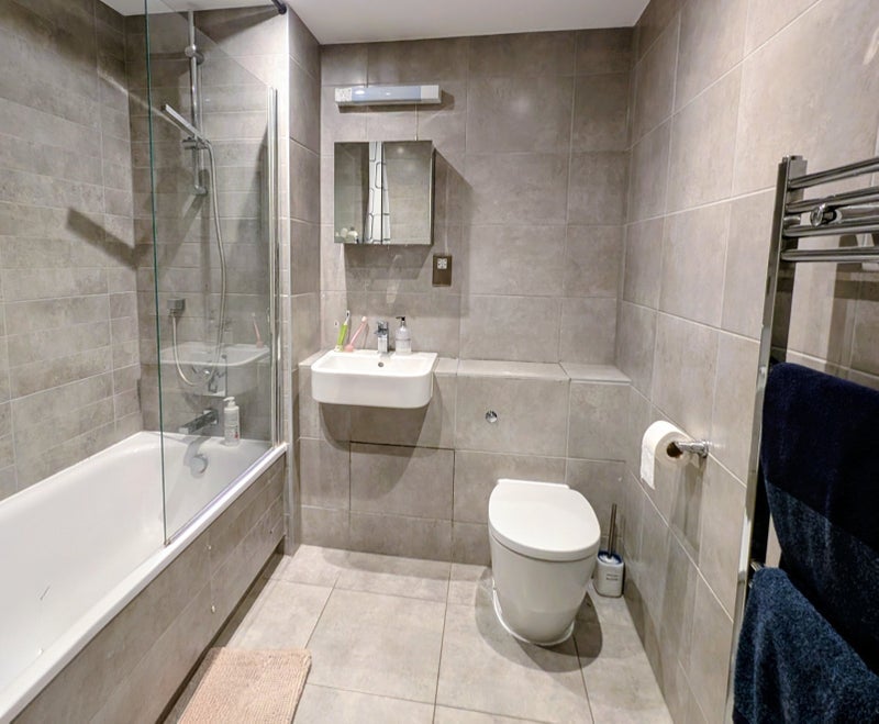 Flat Rotherhithe Street in Greater London