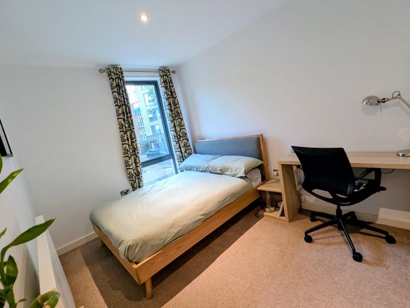Flat Rotherhithe Street in Greater London