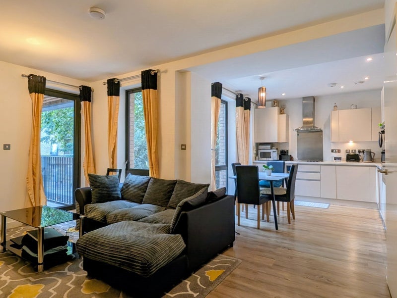 Flat Rotherhithe Street in Greater London