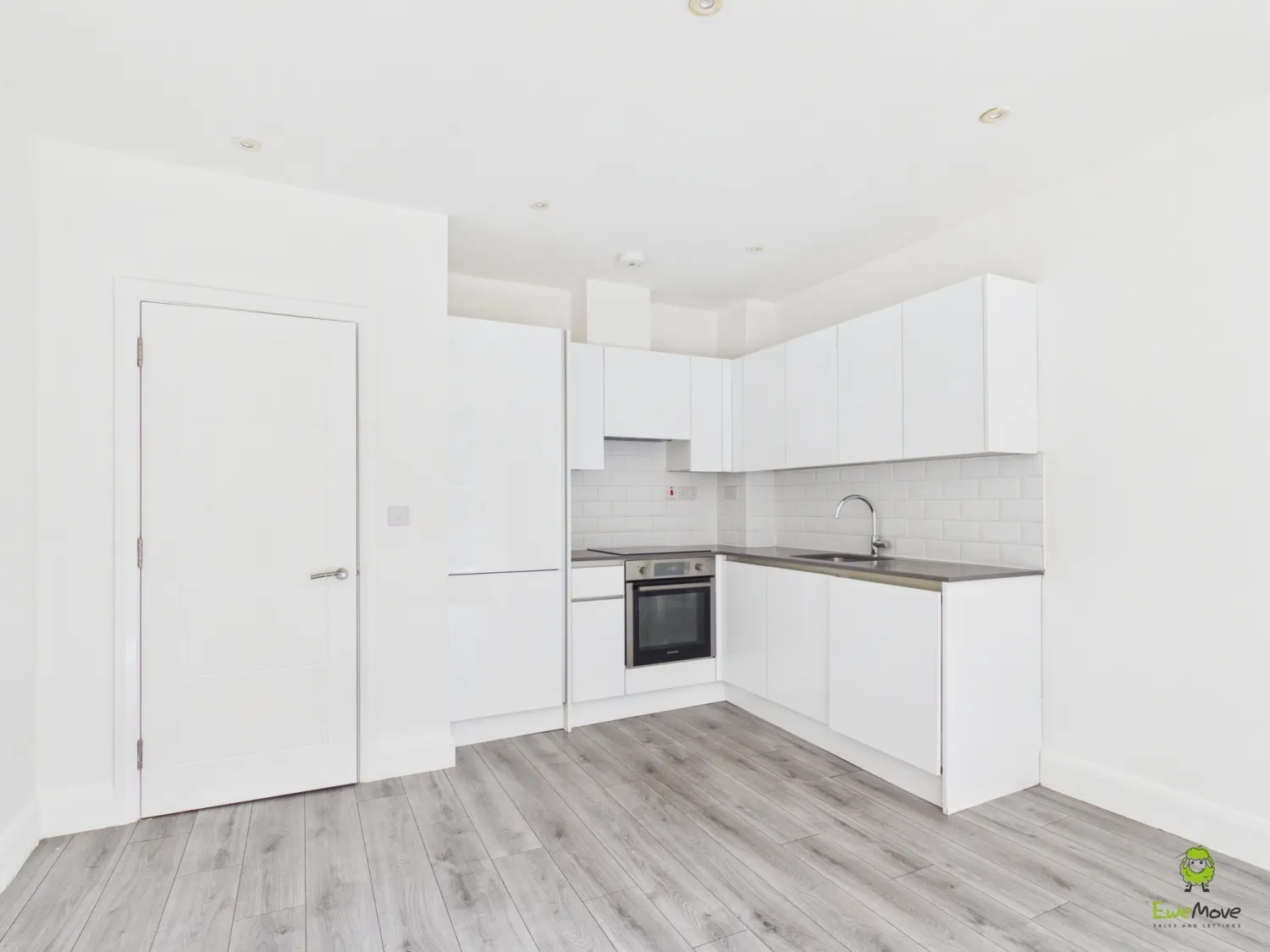 Flat Broadway in Greater London