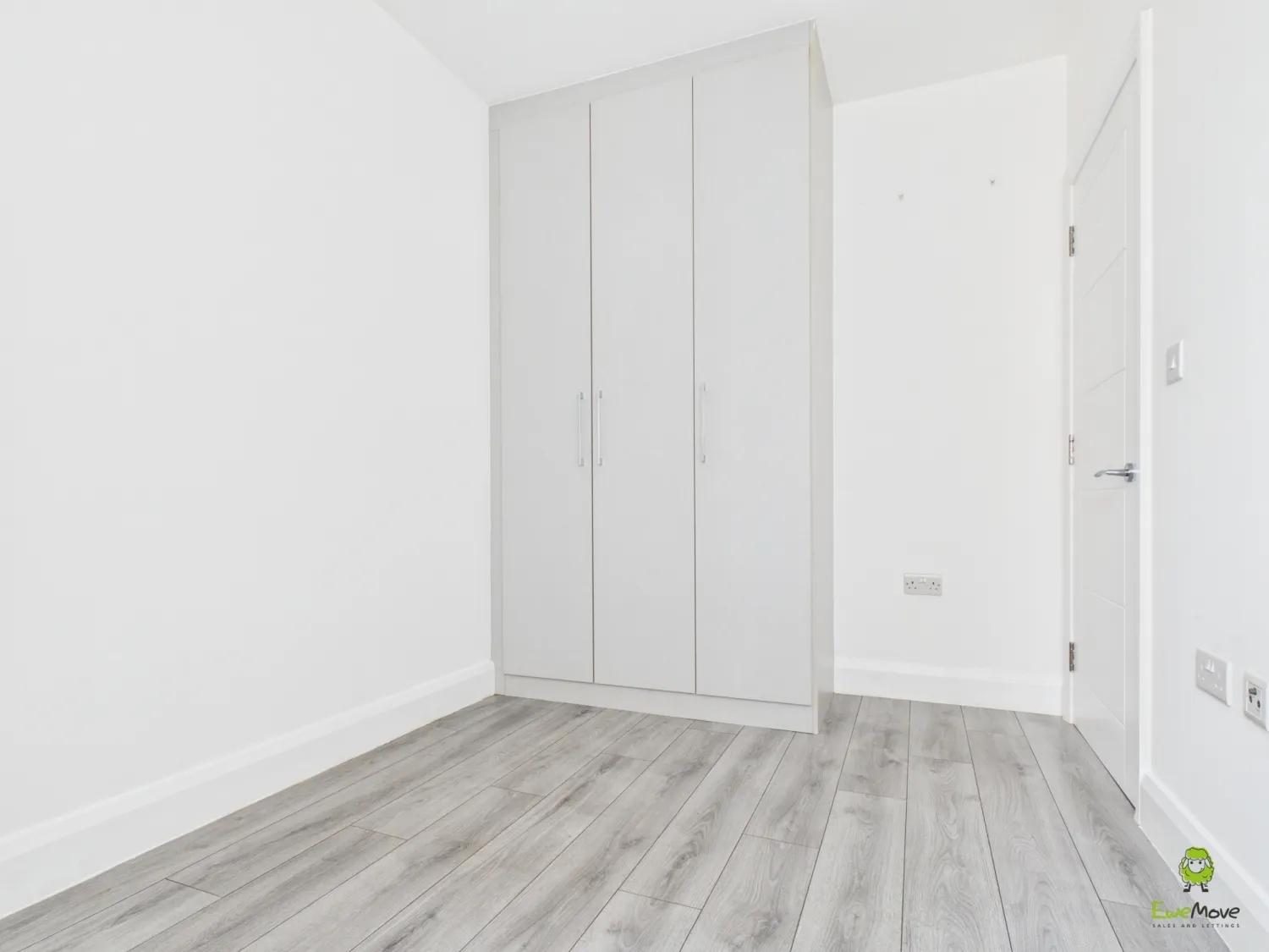 Flat Broadway in Greater London