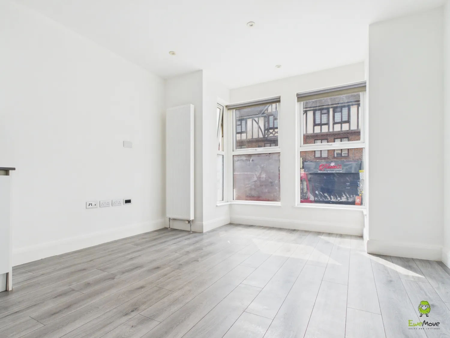 Flat Broadway in Greater London